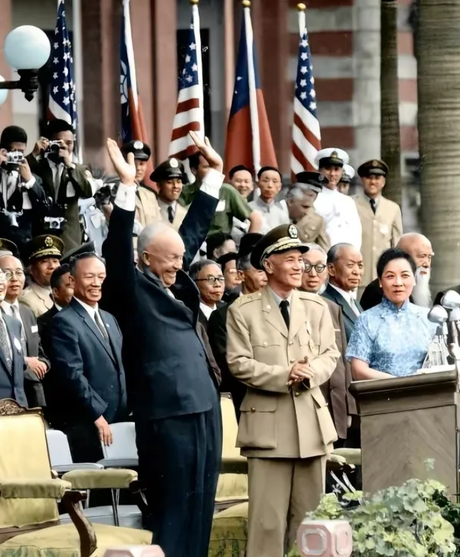 1960年6月，毛主席得知美国总统艾森豪威尔要窜访台湾的消息后，在最高国务会议上