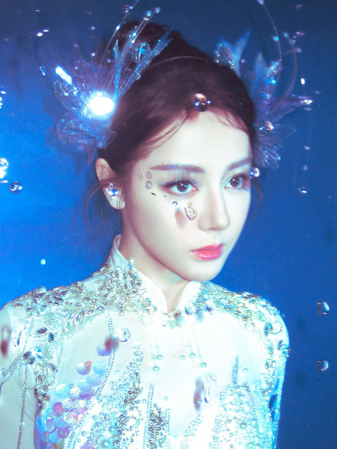 谁给迪丽热巴化的妆这么清新空灵水族公主妆有什么好嘲讽的，豆瓣审美有问题吧～