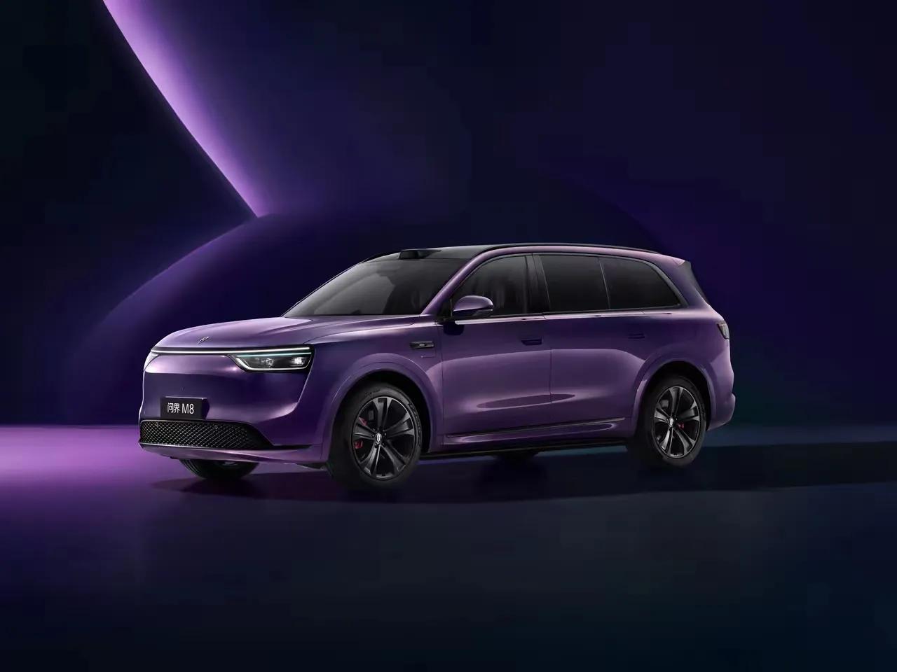 问界M8作为家庭旗舰SUV，纯电版本建议选6座的版本。家庭出行，无论是长途服务区