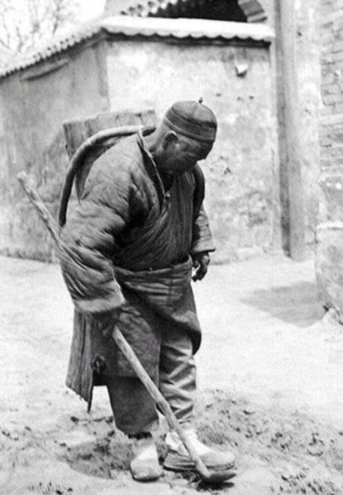 晒一下回忆满满的老照片有个问题一直不解，为什么上世纪五、六十年代，到路上“拾粪”