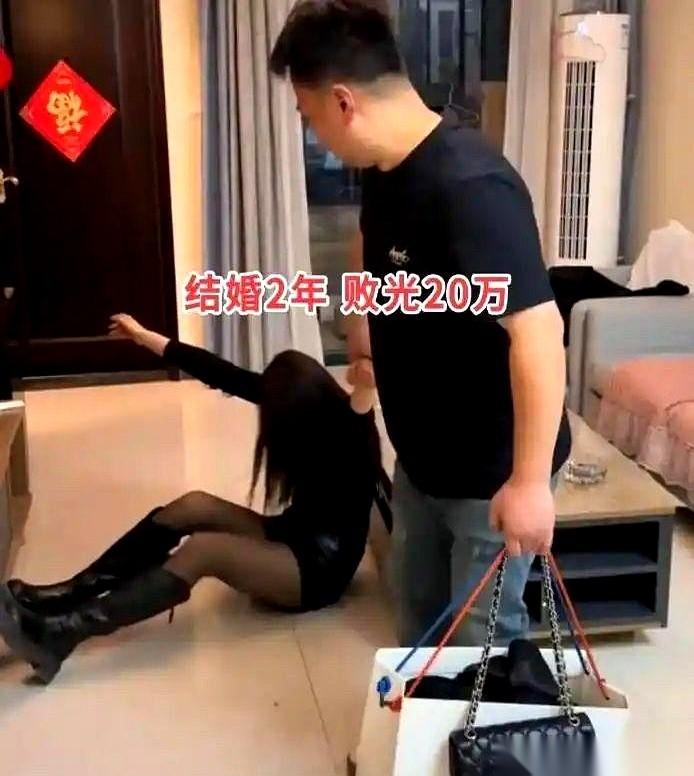 男人刚下班，一身汗，手里还拎着晚上要炒的菜。楼道里光线很暗，他一眼就看到媳妇蹲