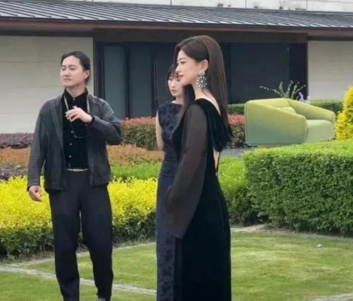 要⁠说⁠娱乐圈里⁠最干净、最有⁠钱的女明星，那应该就是她了。