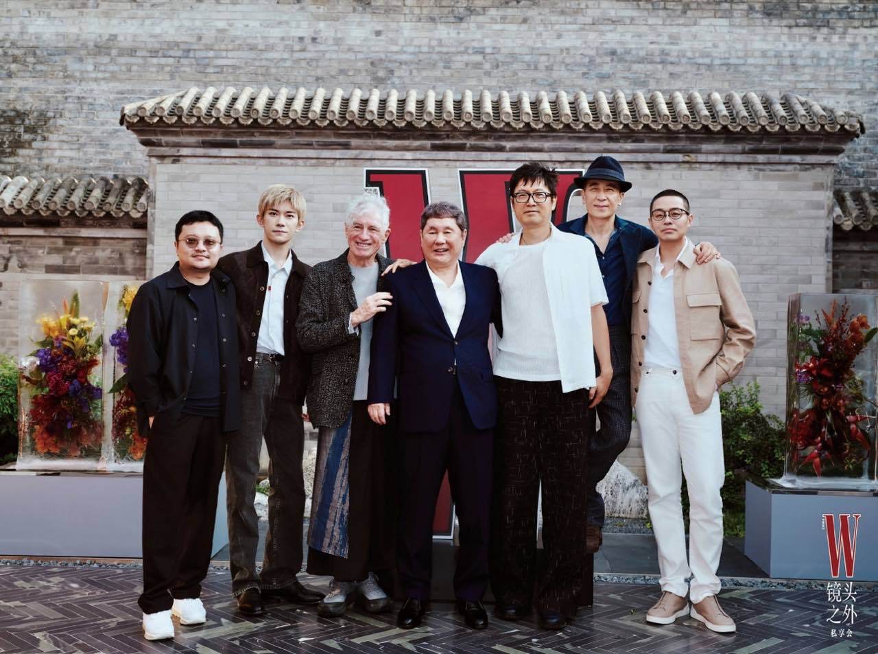 易烊千玺与电影人们合照易烊千玺电影人们齐聚一堂易烊千玺电影人们齐聚一堂，好爽的一