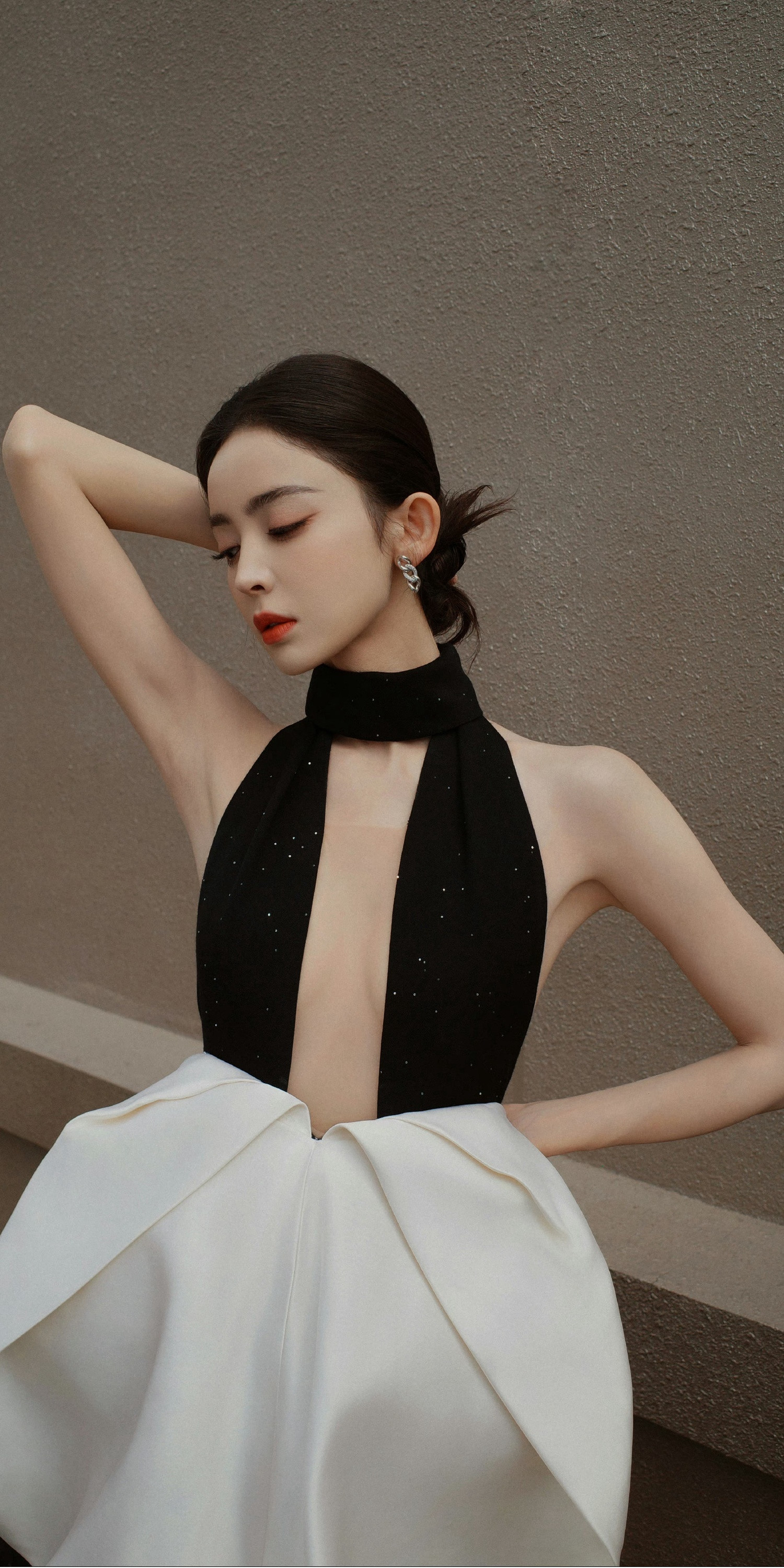 古力娜扎，黑裙美背，眼神太有杀伤力了。娜扎