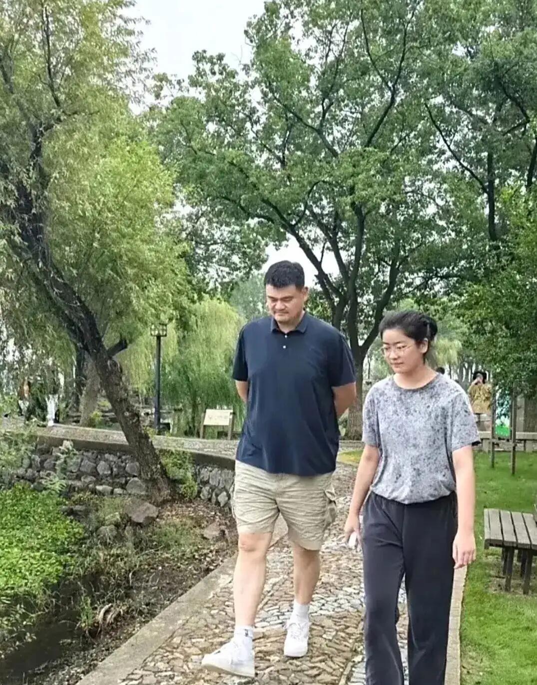 姚明女儿姚沁蕾的身高比很多人高了一大截，女儿很漂亮，这样低着头走路都样子很文静