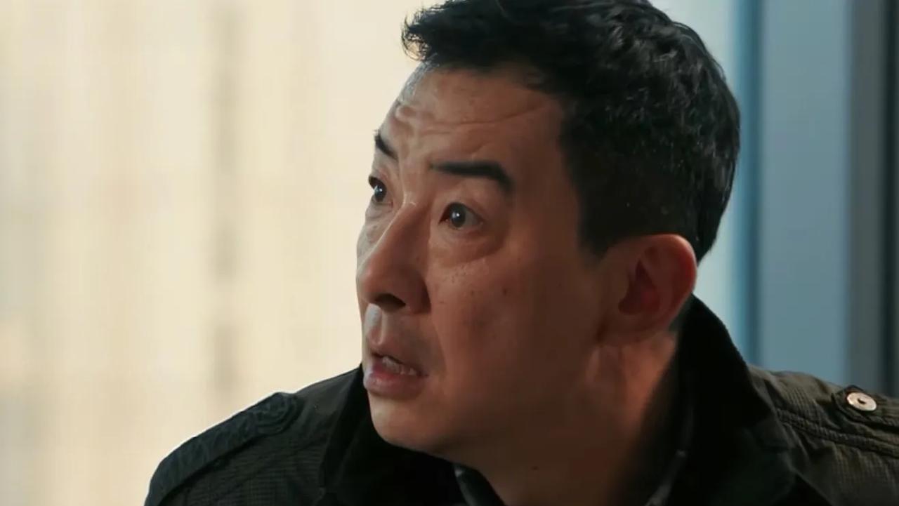 《以法之名》李人骏让谢鸿飞去查王彧近三年的通话记录，可把谢鸿飞给吓着了，他拿着价