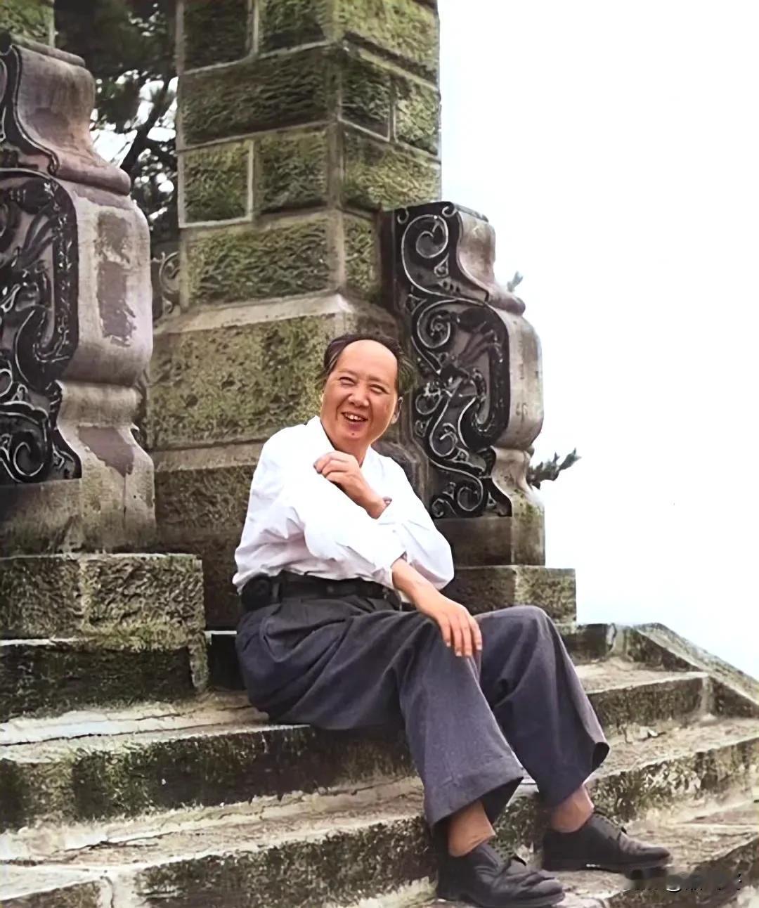 他坐在台阶上，满面笑容，永远都是那么温暖，那么慈祥。我们永远不会忘记您！我们永