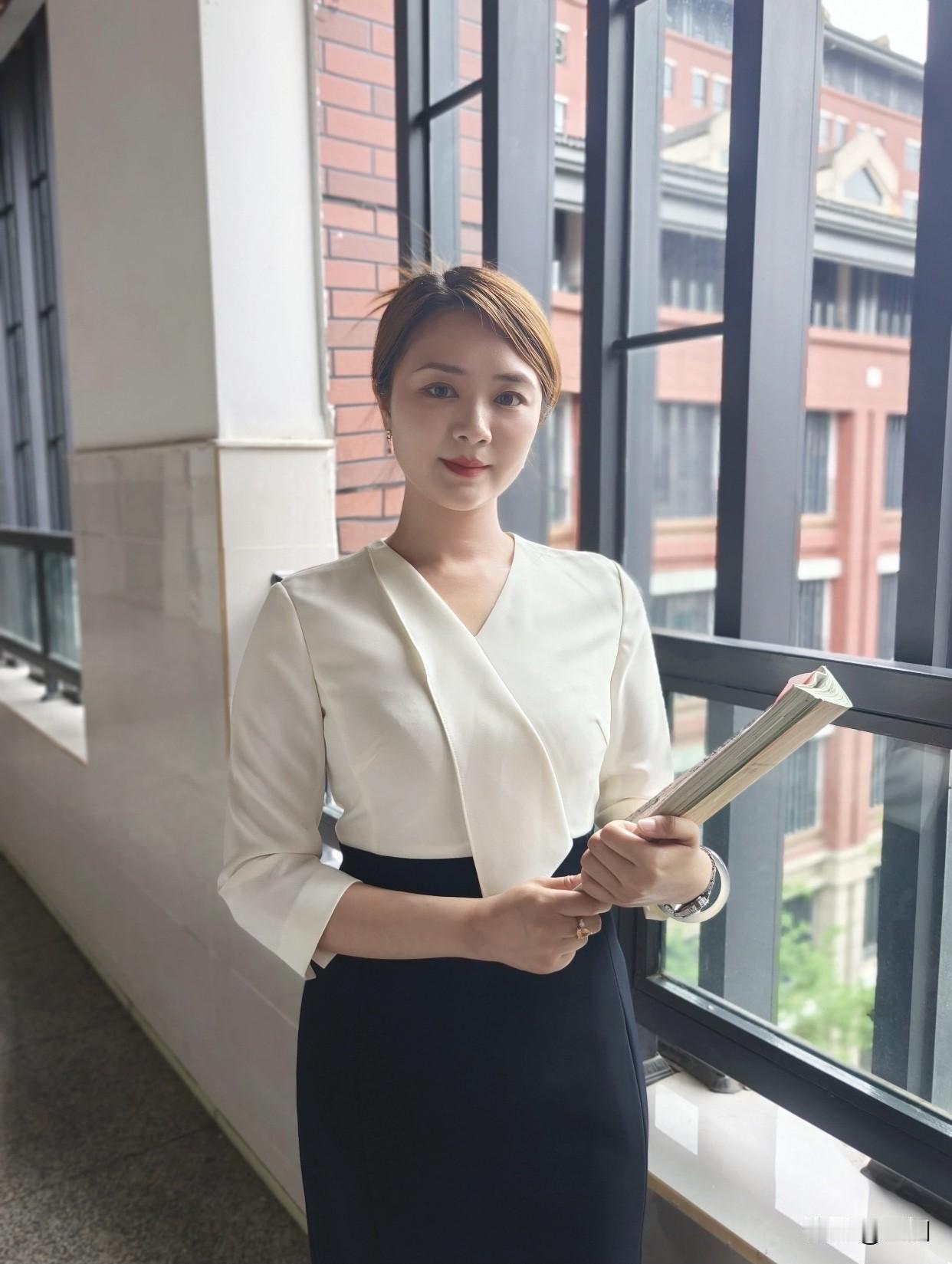 “质感”也不可或缺。面料的光泽与肌理，是内在品味的无声表达。低饱和色彩比夸张图案