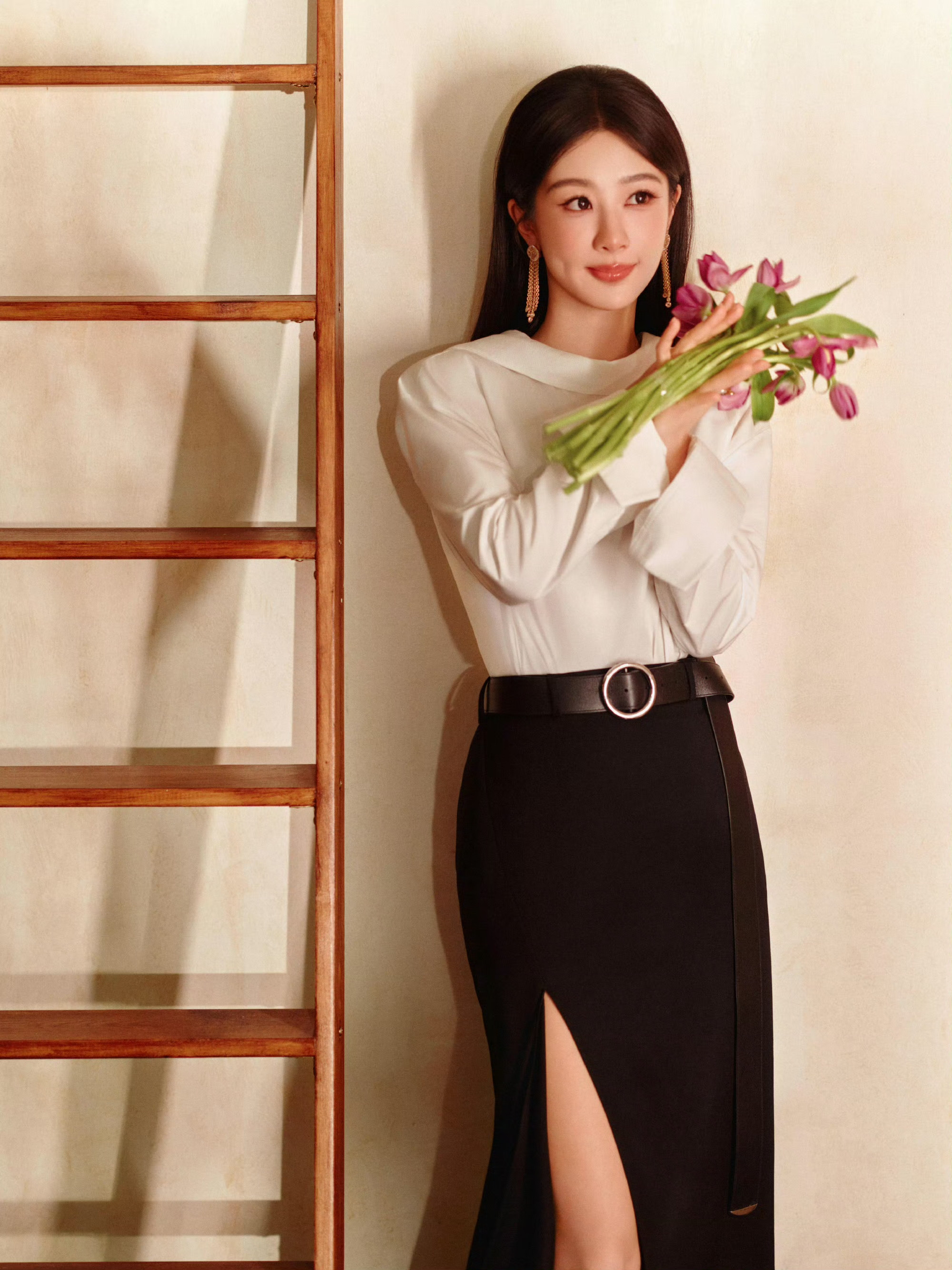 从杨紫最新写真来看，杨紫的颜值以及气质得越来越符合大众审美了。说实在话，小编小时候在电视荧幕上看《家