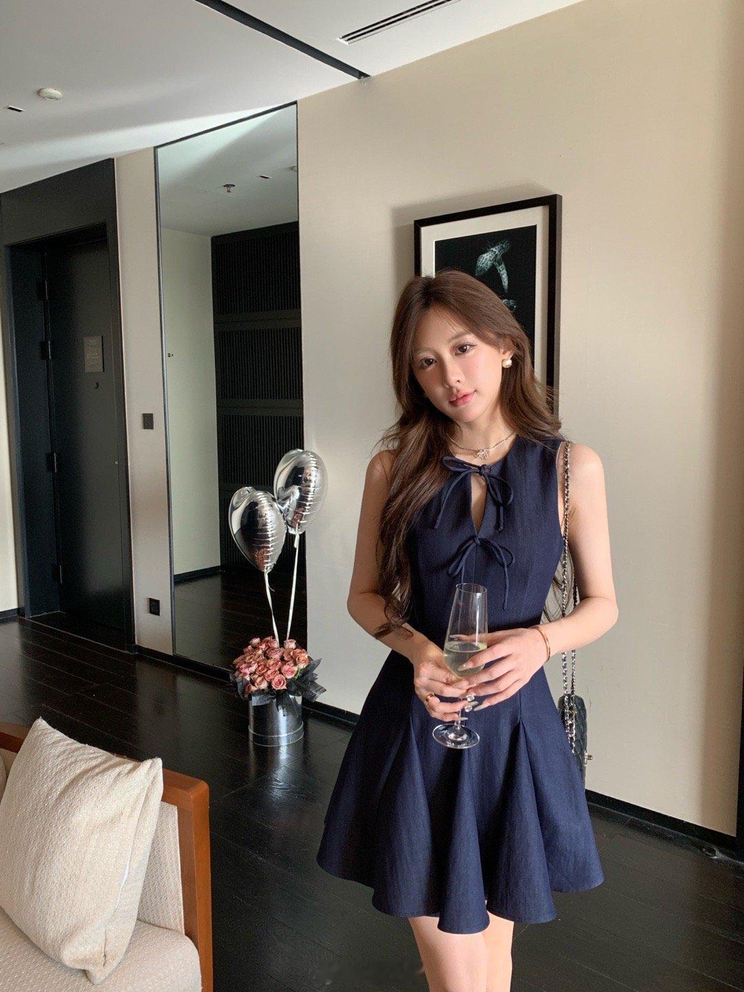 本期敲爱的一条很少女很减龄的蝴蝶结🎀点缀颜色也很老钱藏蓝又自带贵贵的气质