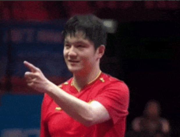 猜一猜樊振东夺冠后在向看台上的谁致意？我猜一定是他的好大哥，坐在主席台上