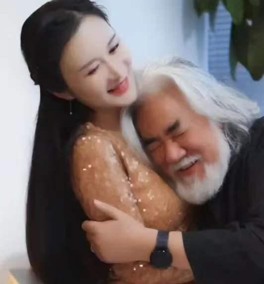 色字头上一把刀！张纪中娶了小他31岁的杜星霖，到头来终究熬不过娇妻的冷眼嫌弃。