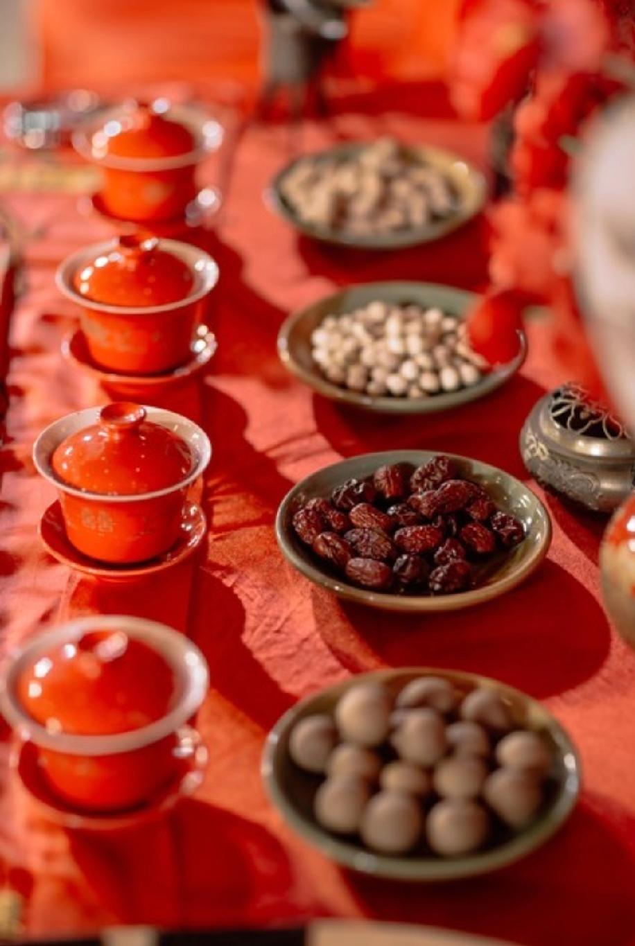 山东一女子去男友家订亲时，发现院子的角落里有条狗，后腿断了，用前腿在泥泞里爬，看