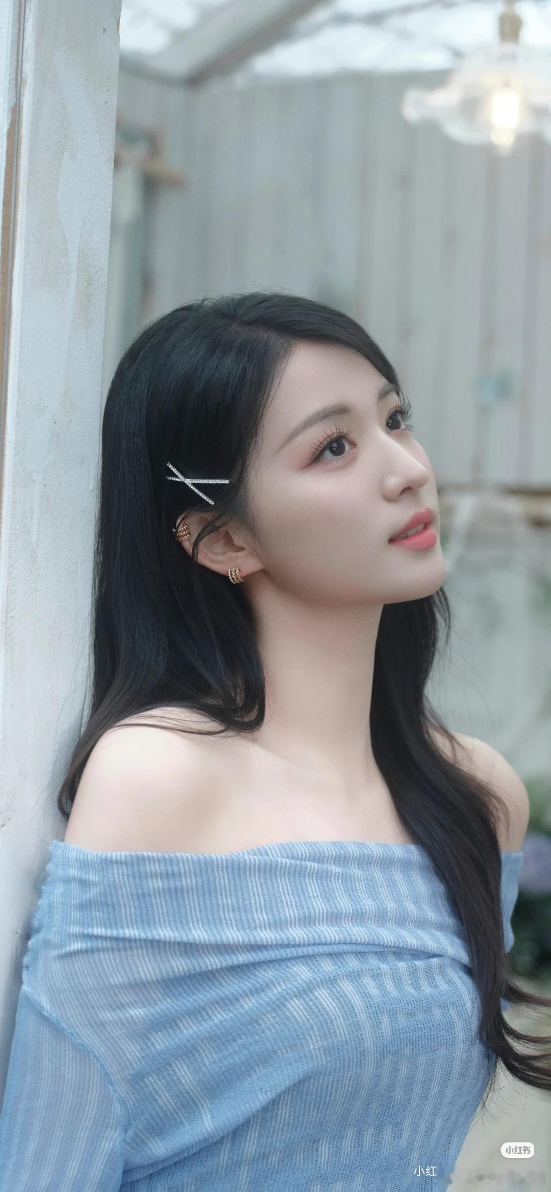 王楚然真的完完全全长在我的审美点上，颜值能打身材在线，身形线条超绝，清冷又明艳的