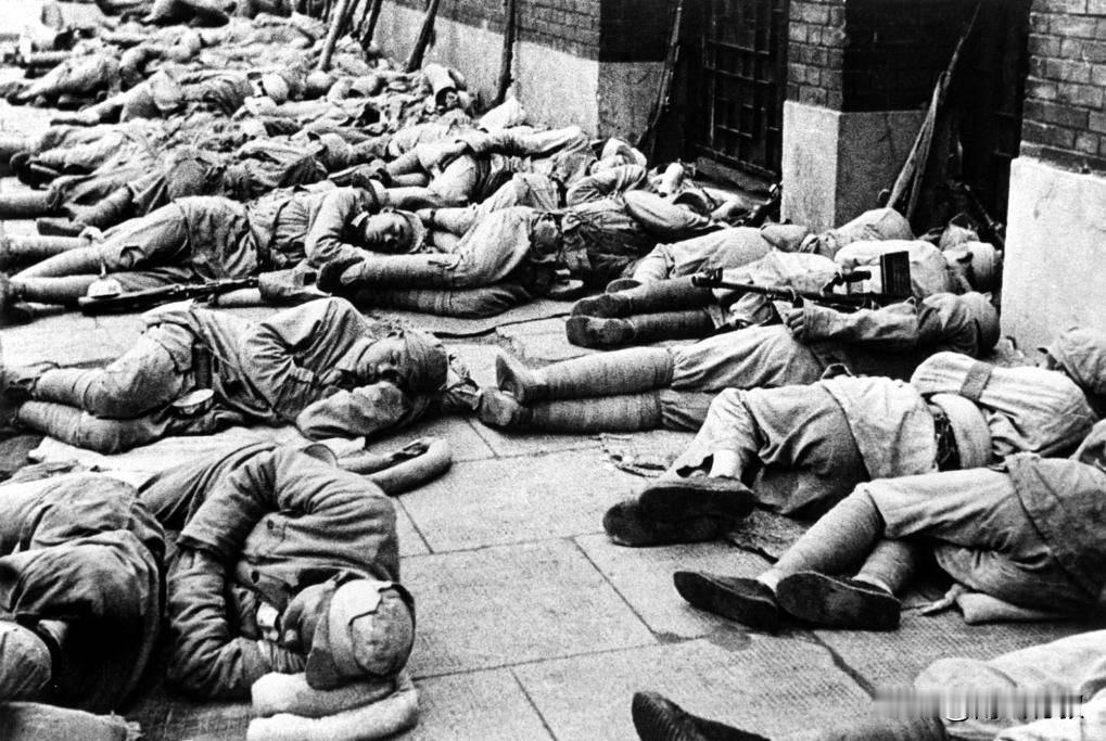 1949年，上海解放时，老蒋撂下狠话：解放军可以打下上海，但搞不好上海。旧中国的