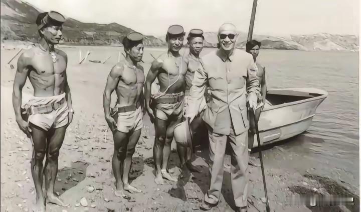 你知道他是谁么？上个世纪六十年代末，一位抗战老兵，戴着墨镜拄着拐杖，手里拿着