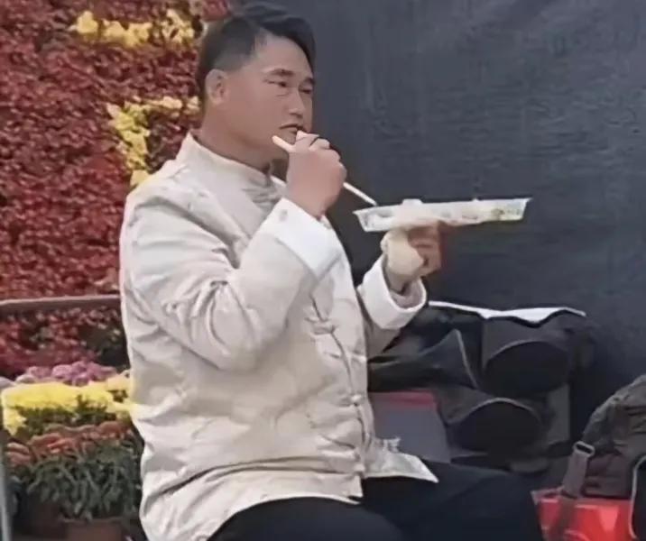 走红15年，2026手握几十场商演，大衣哥稳稳端住自己的饭碗走红十五年，20