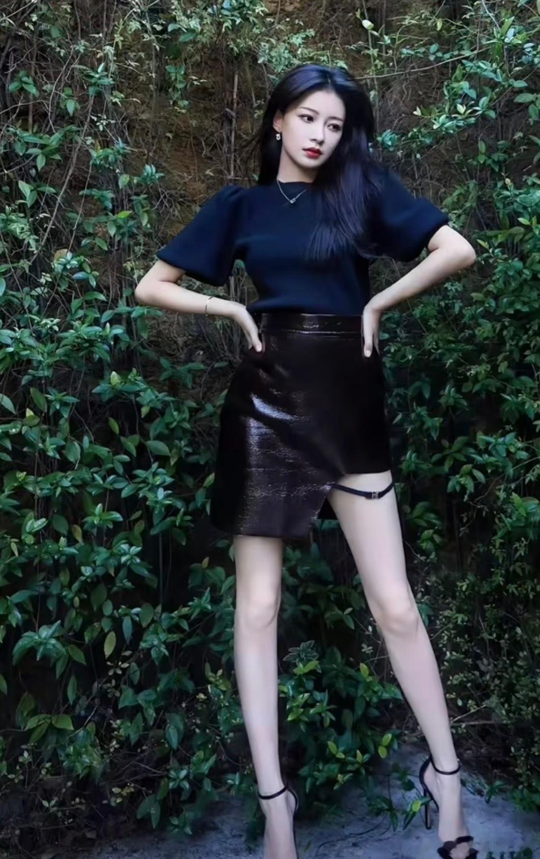 孙怡这个腿环设计太加分了孙怡太美了吧，长得好看就算了，还是大长腿，腿环设计太加分