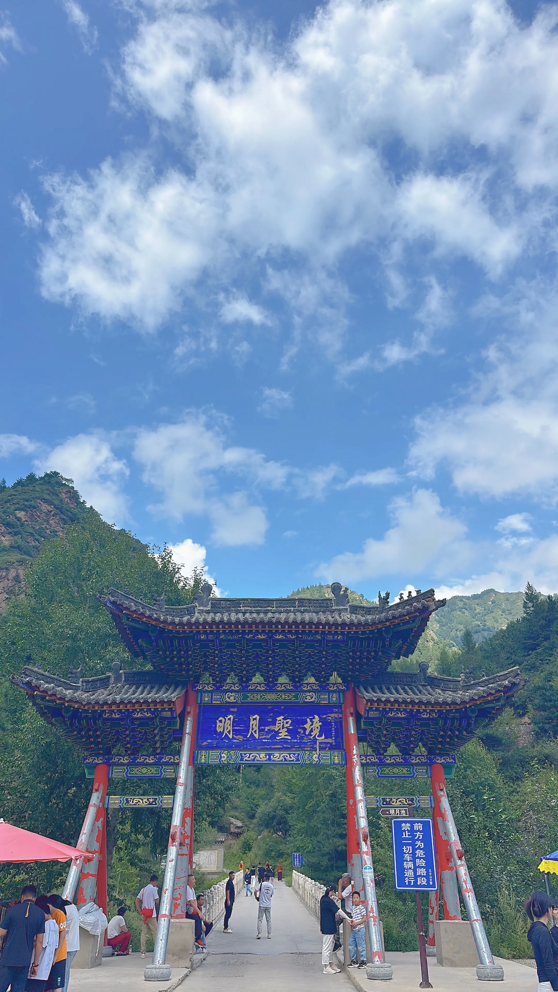 传说文殊菩萨曾发下宏愿："只要你来五台山，我必会见你，只要你动了朝拜的...