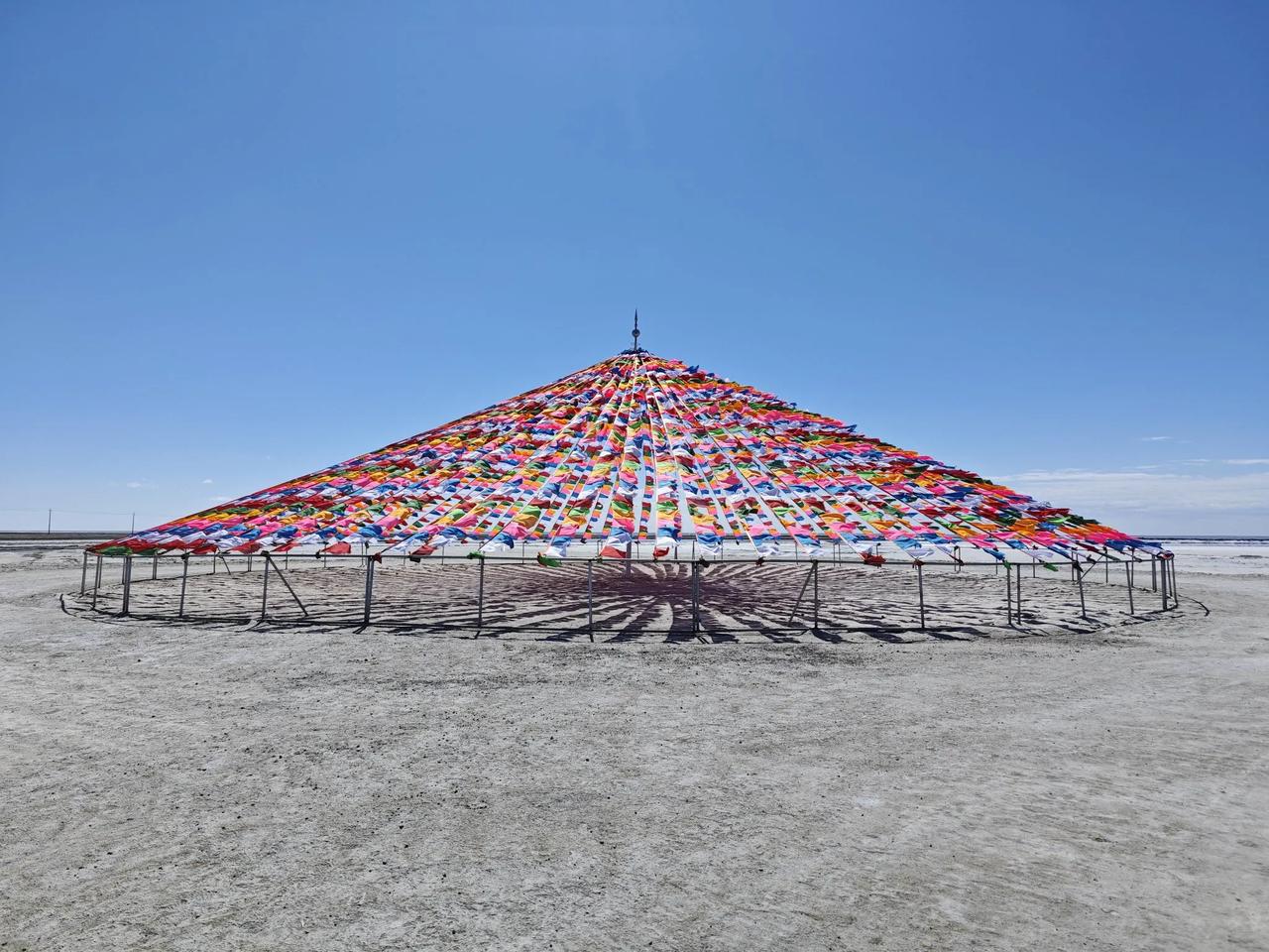 新疆的壮美镜头拍不出来，这种宽阔一马平川的视觉，配合身处当地空旷的感觉，才能真切