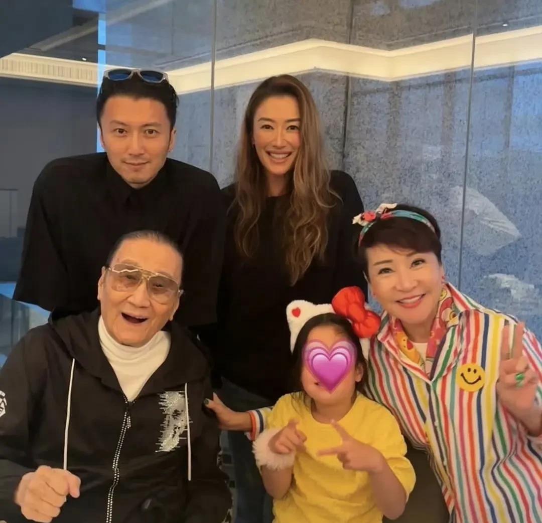 我发现，继承四哥和拉姑好基因的，居然不是谢霆锋，而是他妹妹谢婷婷。谢婷婷不仅有