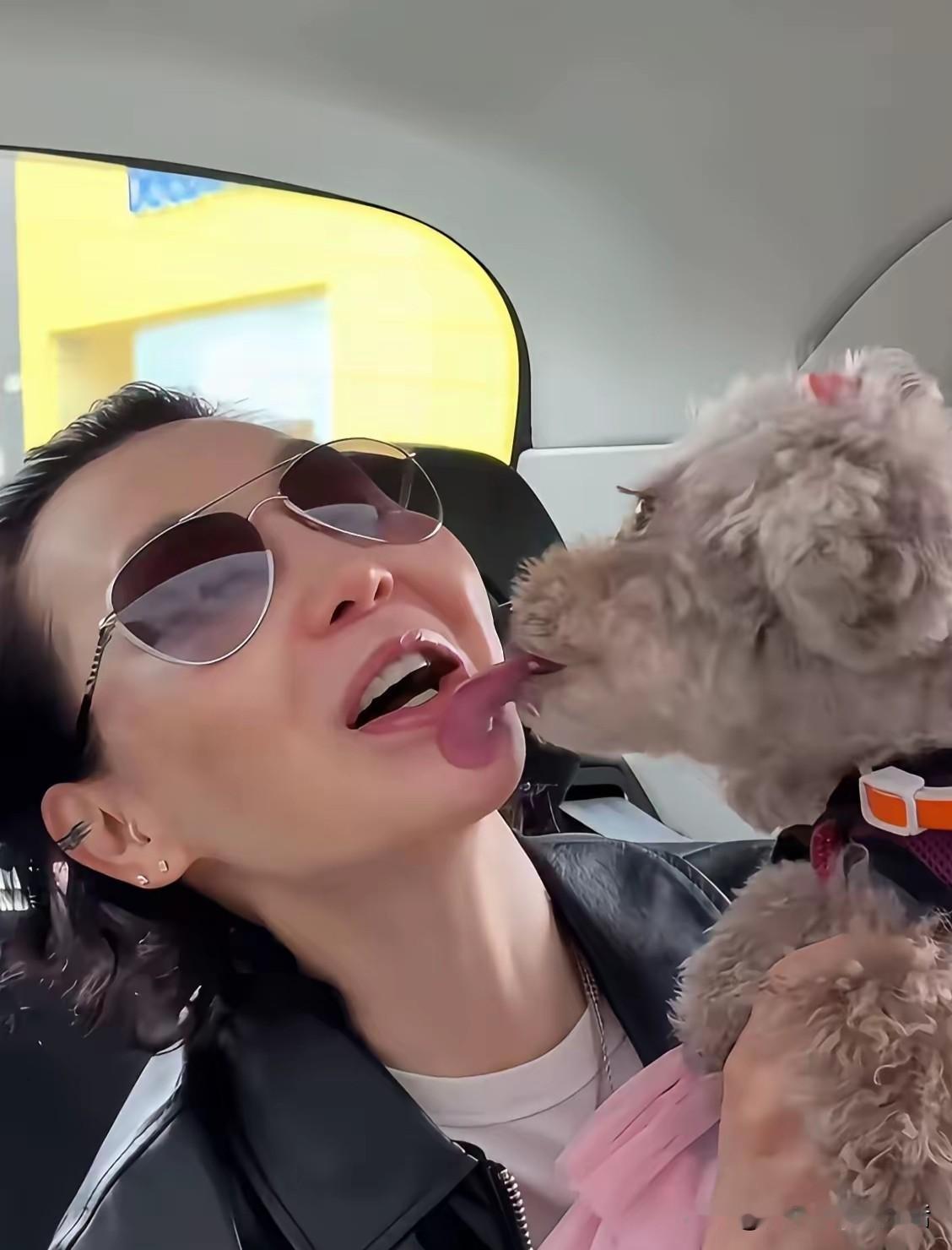 喜欢狗我可以理解，但是和狗这样亲吻，我真的不理解。再怎么着它也是一个动物啊，难