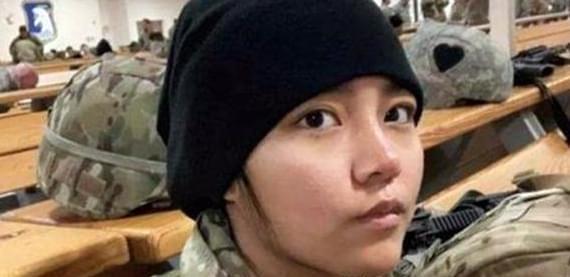 “滚！你也配拿着中国护照？”洛杉矶领事馆窗口的话，像耳光抽在高天韵脸上。这时候她