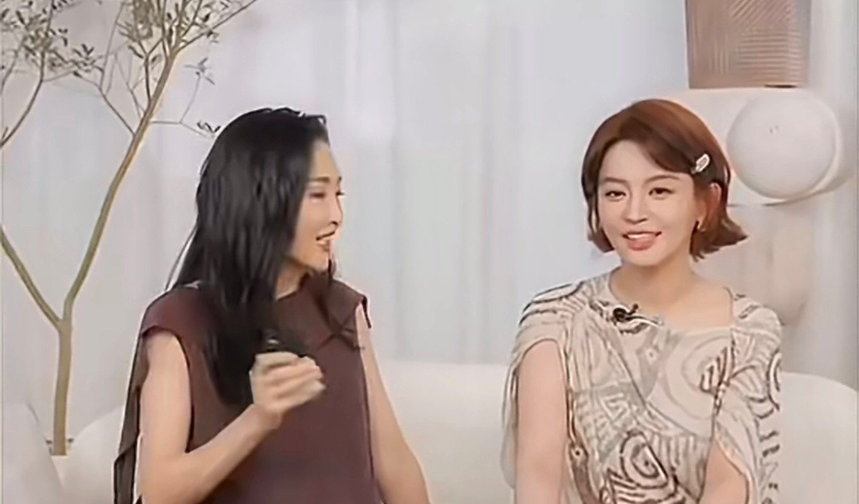 真的没想到，王鸥在直播里直接说自己是单身。之前她和何九华的绯闻传了好几年，两人多