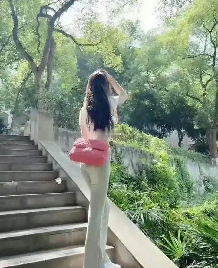 怎么能拒绝女同事蹭车呢？