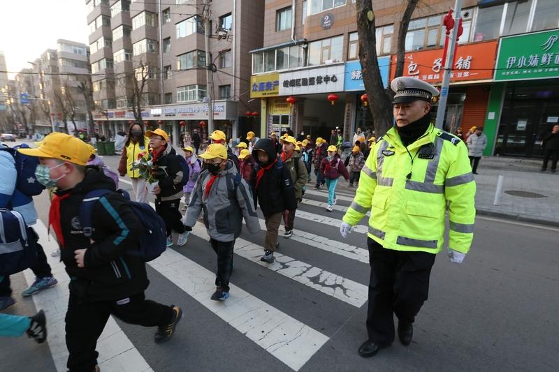 家里有娃上学的，没人对“护学岗”陌生。本是家校携手护娃安全的好事，可如今一提起来