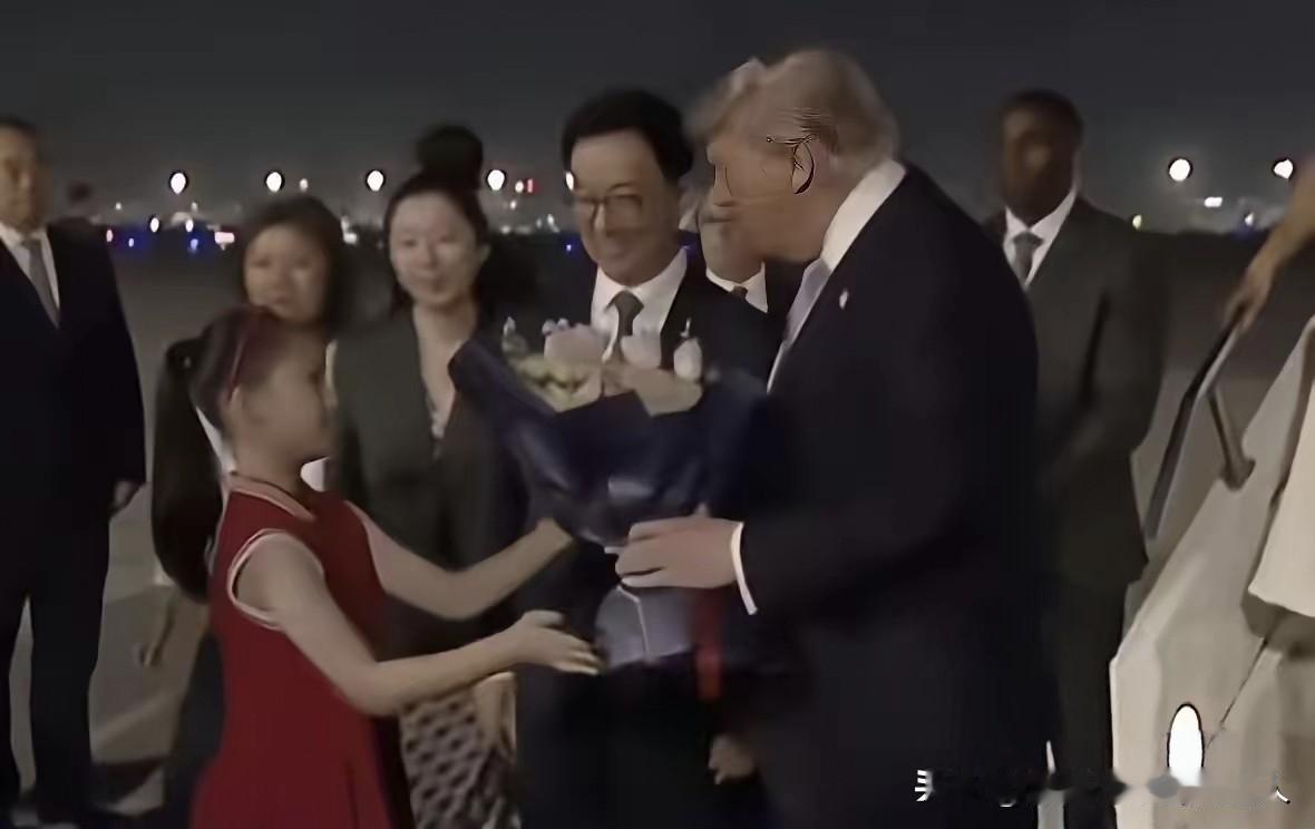 昨晚接机仪式，红毯铺到舷梯口，三军仪仗列阵两侧。你真以为最打动人心的是那套规格？