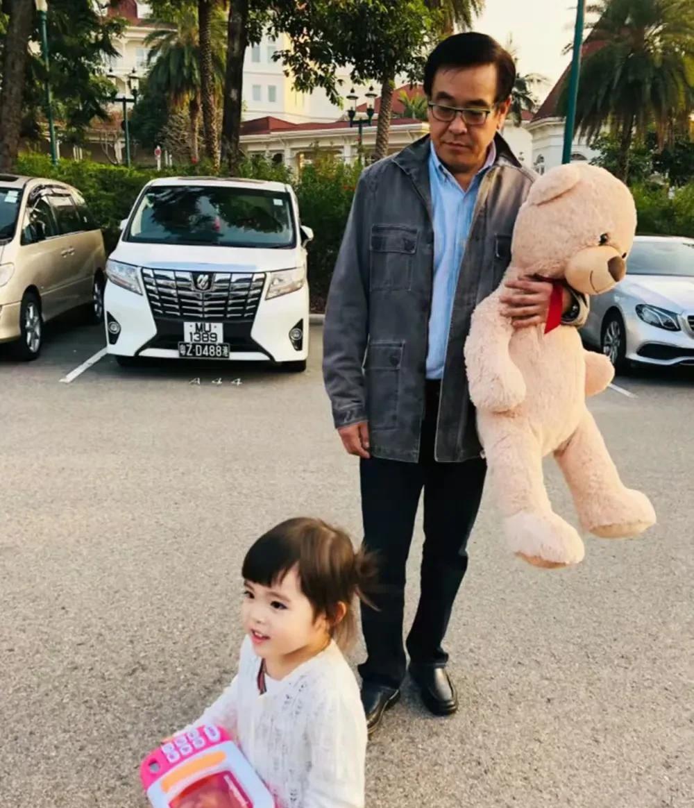 娱乐圈又出“王炸”同框了！尔冬升带着女友现身女儿学校活动，谁能想到站他旁边竟然是