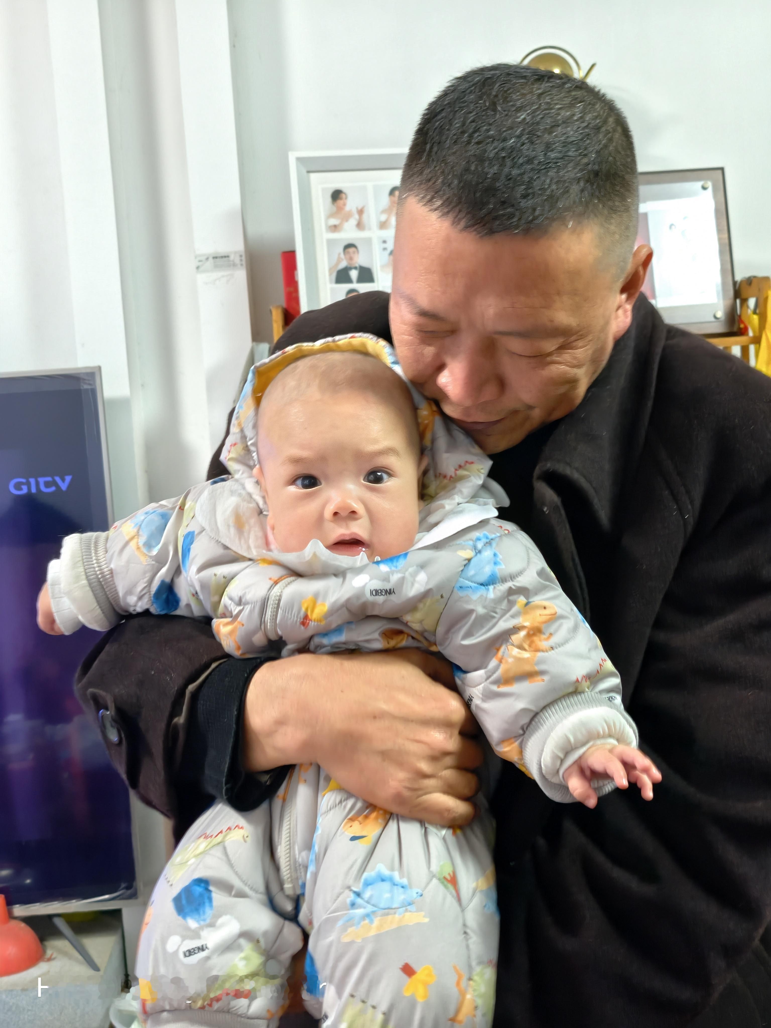 我应该快一年没见我舅了本来昨天我请客吃饭喊他来着，他开网约车没有听到我的电话就错