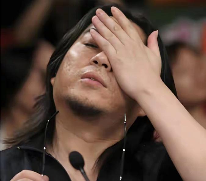 高晓松在国内被骂得体无完肤，却死活不肯挪窝去他心心念念的“灯塔国”。按理说，