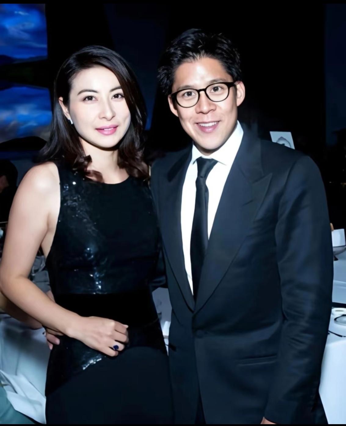 我问老公，霍启刚公布财产是为了炫富吗？老公笑了说，霍启刚不需要炫富，而是为了