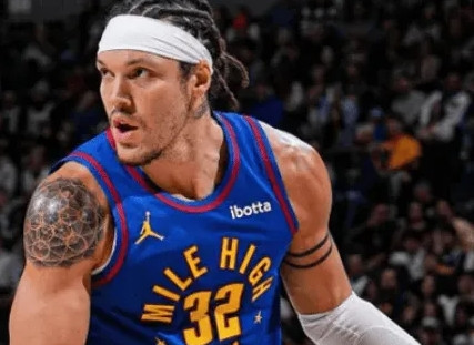 NBA常规赛，掘金108-104战胜雄鹿。赛后，掘金主帅阿德尔曼接受了采访，他