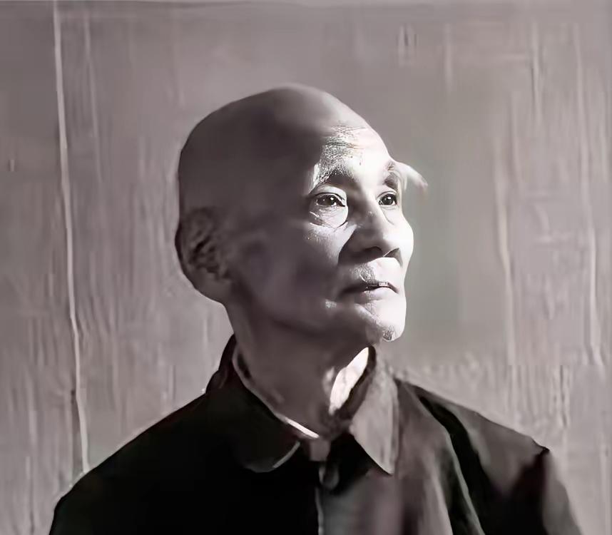 1946年，6000解放军被三万敌人包围，为了不泄露机密，旅长吴诚忠下令烧毁全部