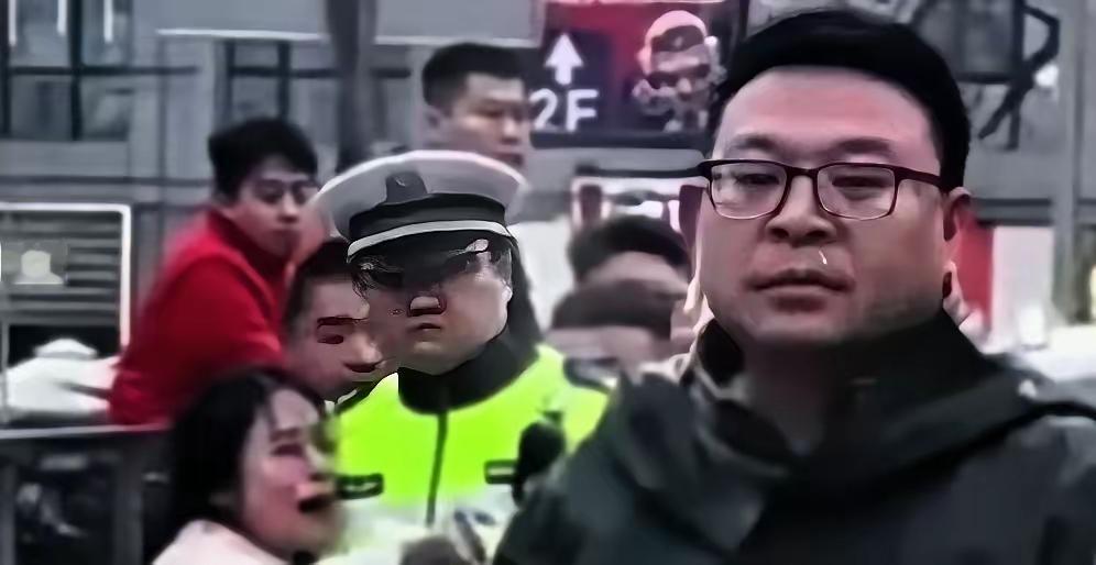 这一幕简直太有故事感了！戴眼镜的男司机毅然转身，无视身后女司机的“告状”，他