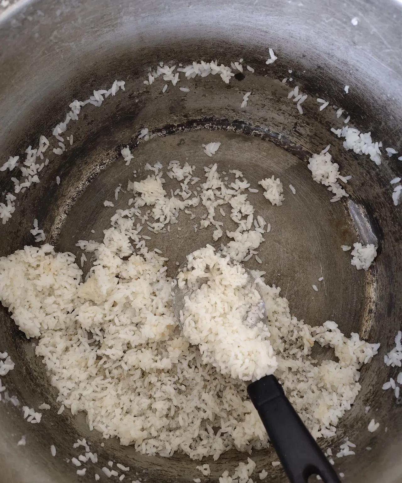 今天中午加班，我去食堂吃饭的时候，就剩下我和门卫两个人没有吃饭了。到了食堂，米