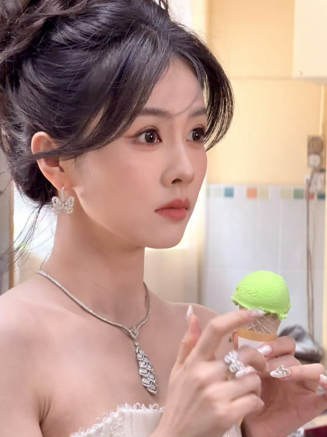 白鹿你怎么这么美，冰激凌好吃吗！！好萌的鹿～