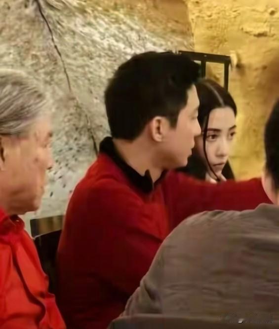 娜然和霍启山即将结婚的消息甚嚣尘上，霍家人一直没有出面否认。但是霍启刚等人的