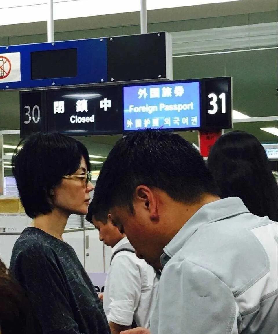 直击！王菲谢霆锋日本机场素颜随性亮相
