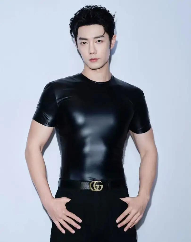 Gucci这是逮着肖战可劲的用啊，他是把最难驾驭的衣服给了肖战吗？肖战穿的这黑色