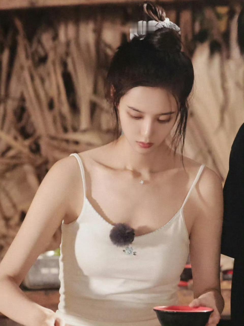 徐艺洋越素越美徐艺洋属于气质清冷的美女，干净又清透，皮肤状态真的好好啊。。​​