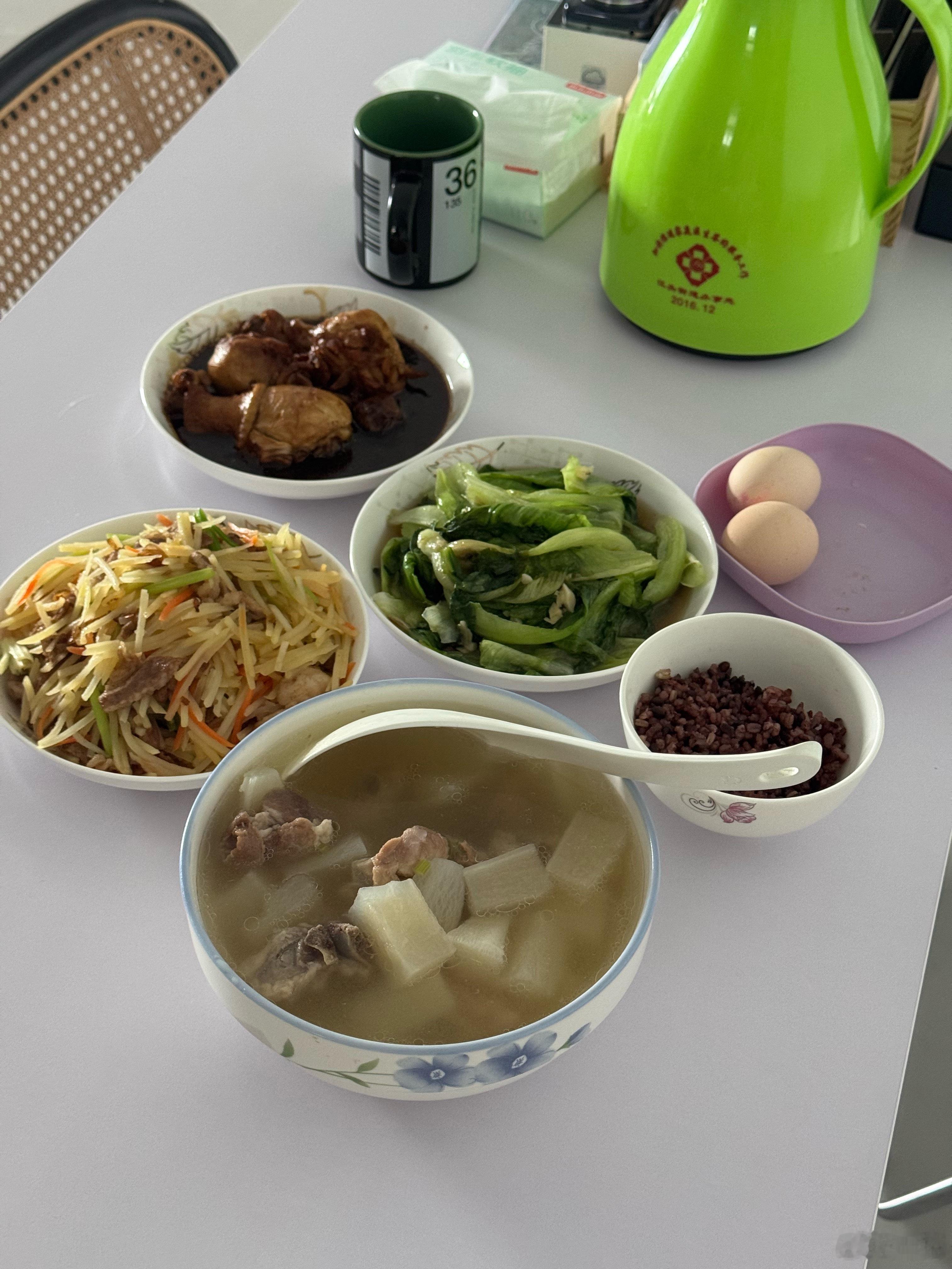 开饭了，每天惯例，鸡腿+糙米饭