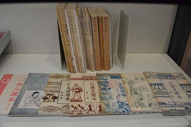 80年代一学期就两张卷子，现在一周几十张：老师到底在图什么？翻到一本八十年代
