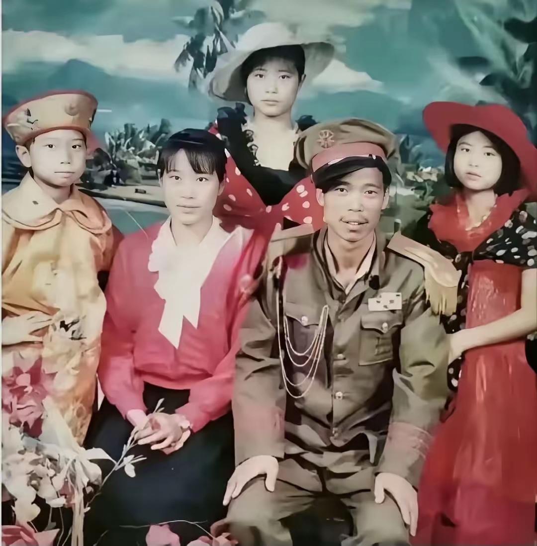 一张全家福堪称史诗级的合影，跨时代的组合。军阀式的老爸，现代的妈，民国风的女儿