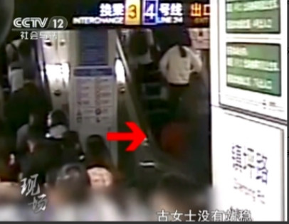 “谁还敢扶？”上海7旬老太乘坐扶梯时，重心不稳向后倒去，幸好一男子眼疾手快拼死相