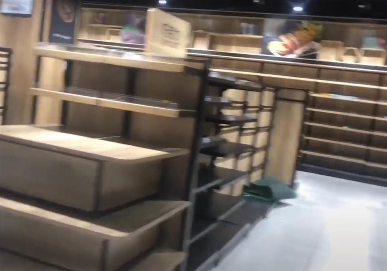 亳州一连锁大超市遇抢购, 货架上的商品被买空, 当地: 已成立工作专班处置