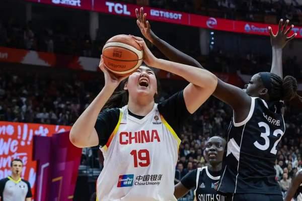 震惊了，中国女篮怎么突然就落魄了，拥有两大世界级内线的中国女篮竟然要靠一个18岁